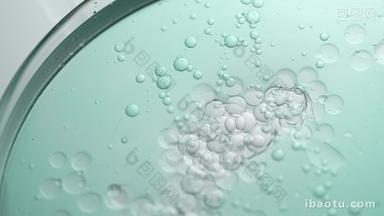 带有不同大小气泡的凝胶在培养皿中散开